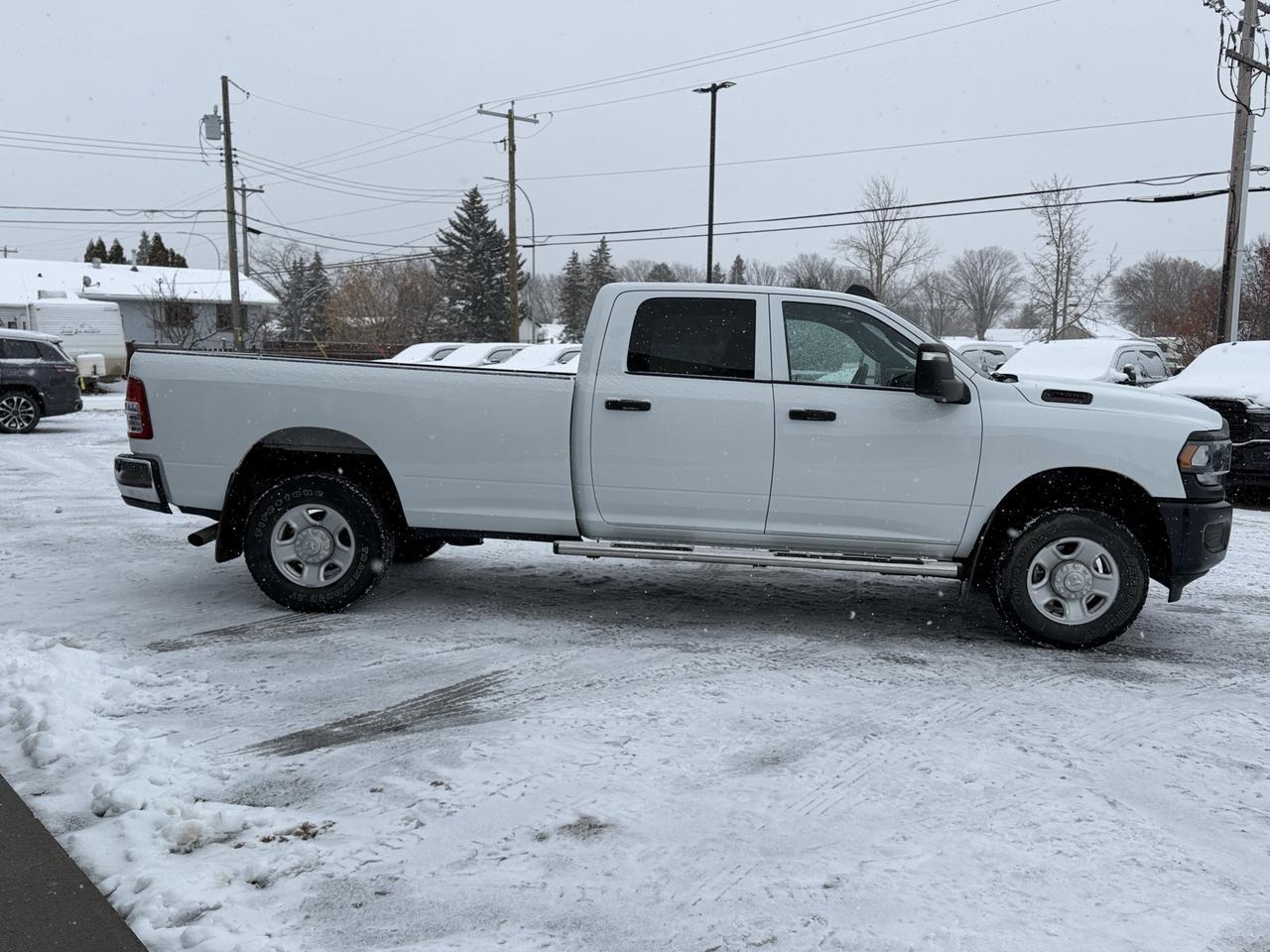 2024 Ram 2500 Tradesman Crew Cab 4x4 | Low KMs | HEMI V8 | Front Bench | Backup Camera Redwater AB