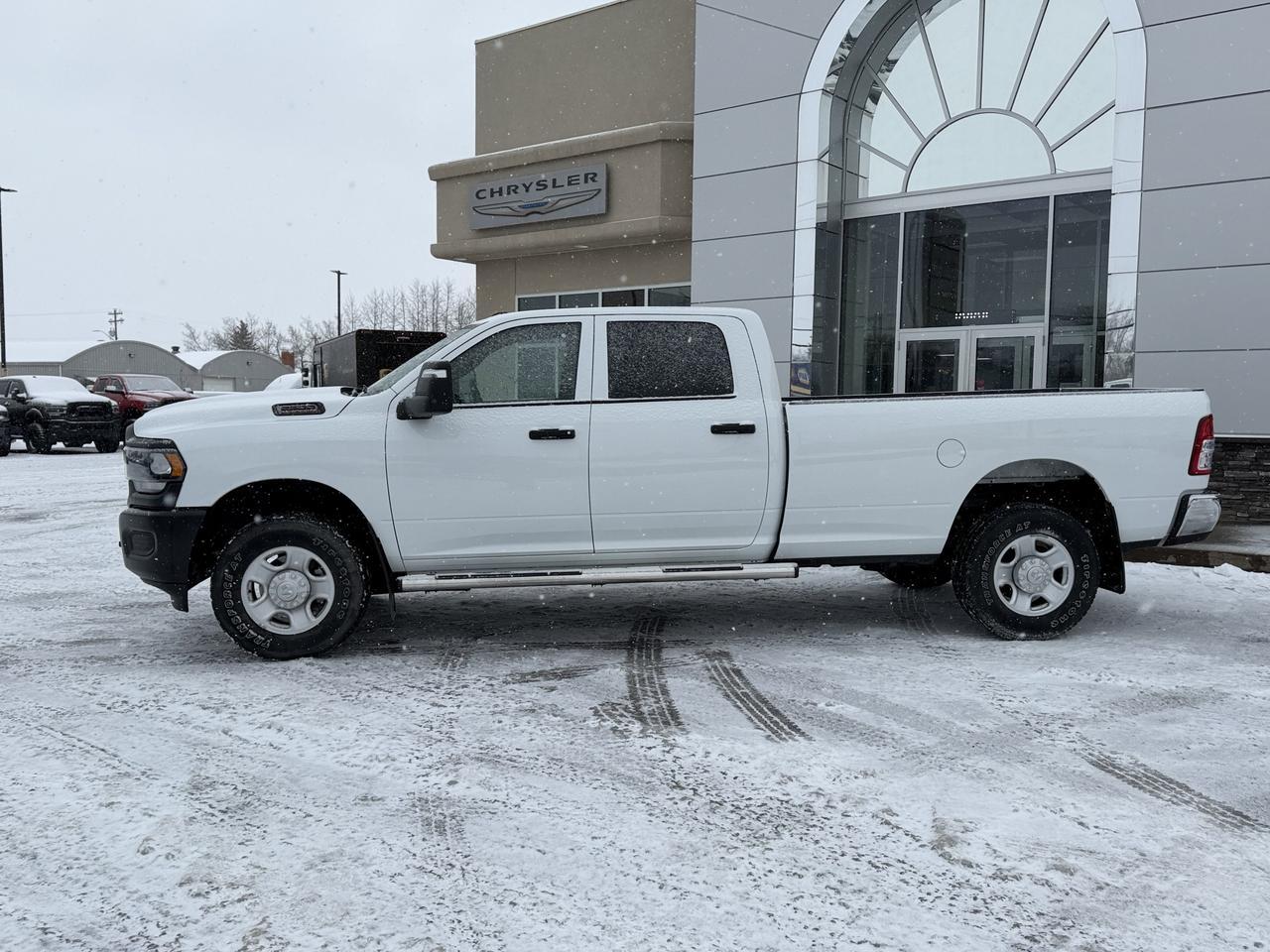 2024 Ram 2500 Tradesman Crew Cab 4x4 | Low KMs | HEMI V8 | Front Bench | Backup Camera Redwater AB