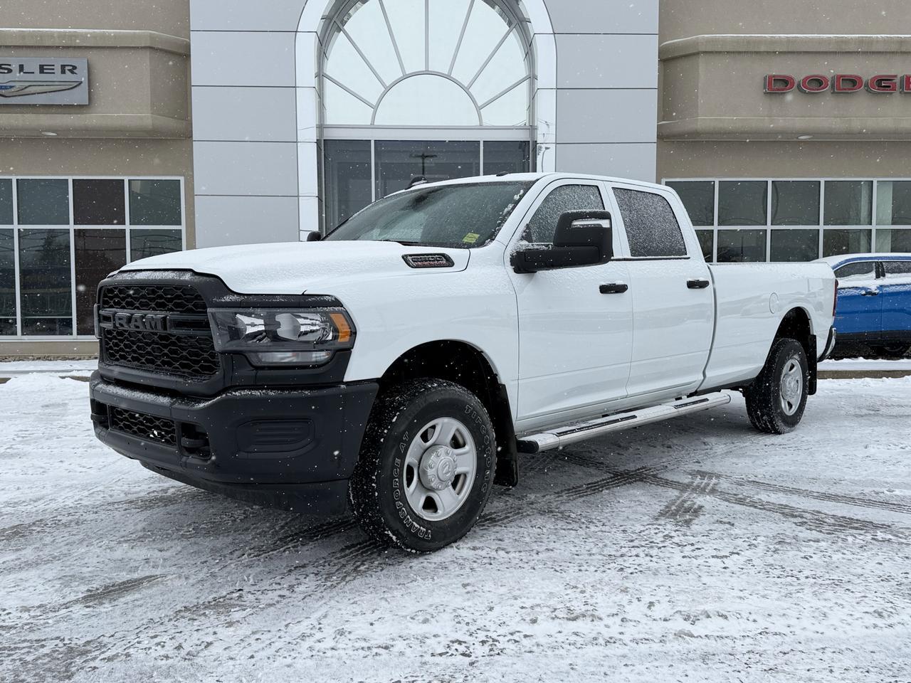 2024 Ram 2500 Tradesman Crew Cab 4x4 | Low KMs | HEMI V8 | Front Bench | Backup Camera Redwater AB