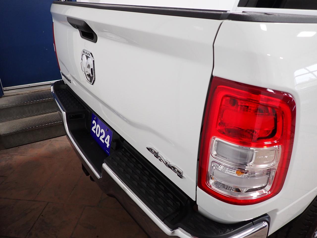 2024 Ram 3500 Big Horn 4WD CREW CAB 6&apos;4&quot; BOX Listowel ON