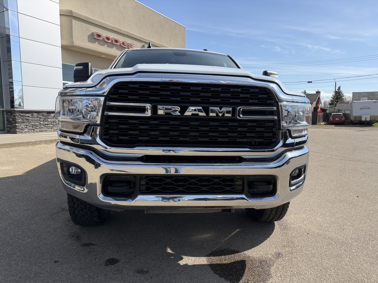 2024 Ram 3500 Big Horn Crew Cab 4x4 | Cummins Turbo Diesel | 8ft Long Box | Low KMs | Remote Start | Backup Camera Redwater AB