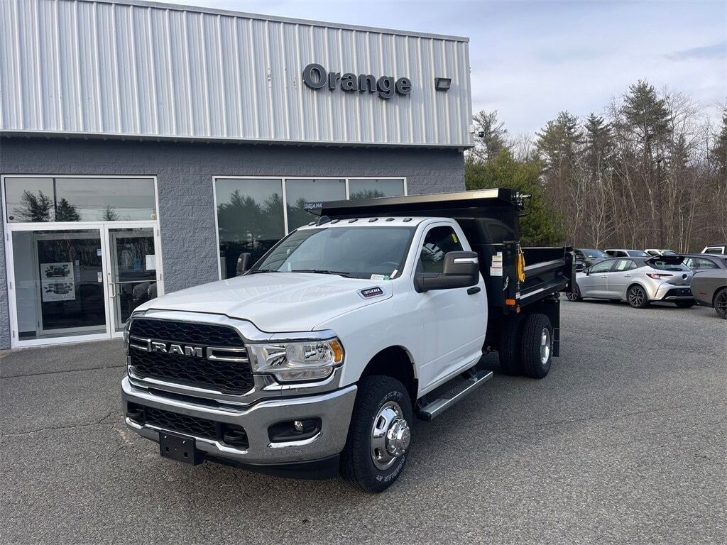 2024 Ram 3500 Chassis Cab 3500 TRADESMAN CHASSIS REGULAR CAB 4X4 60&#39; CA Orange MA