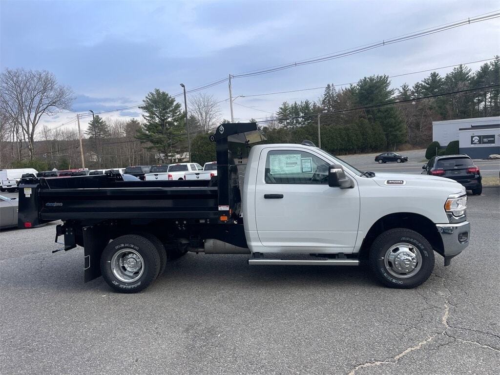 2024 Ram 3500 Chassis Cab 3500 TRADESMAN CHASSIS REGULAR CAB 4X4 60&#39; CA Orange MA
