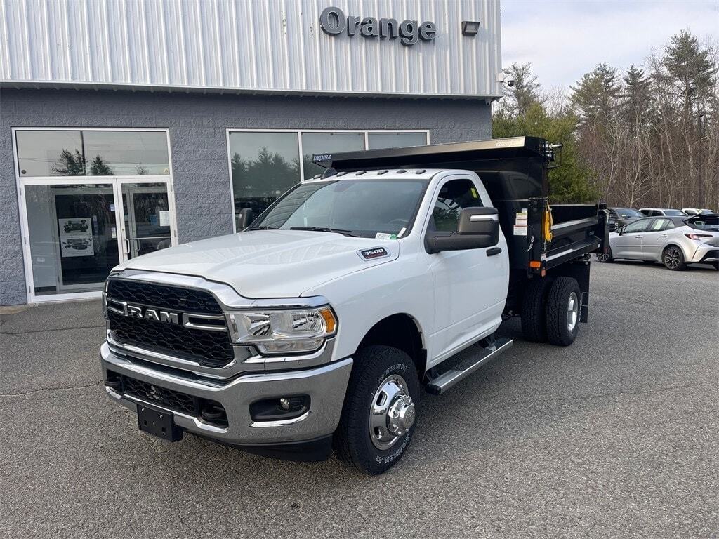 2024 Ram 3500 Chassis Cab 3500 TRADESMAN CHASSIS REGULAR CAB 4X4 60&#39; CA Orange MA