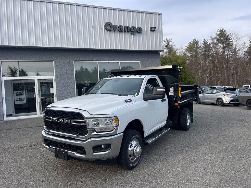 2024 Ram 3500 Chassis Cab 3500 TRADESMAN CHASSIS REGULAR CAB 4X4 60&#39; CA Orange MA
