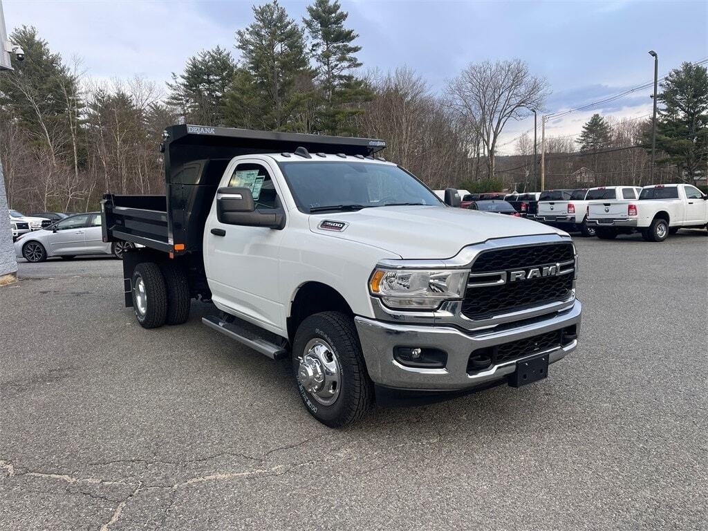 2024 Ram 3500 Chassis Cab 3500 TRADESMAN CHASSIS REGULAR CAB 4X4 60&#39; CA Orange MA