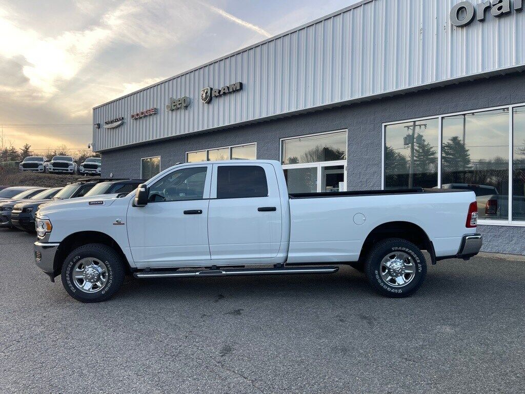 2024 Ram 3500 TRADESMAN CREW CAB 4X4 8&#39; BOX Orange MA