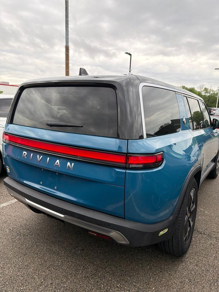 2024 Rivian R1S Adventure