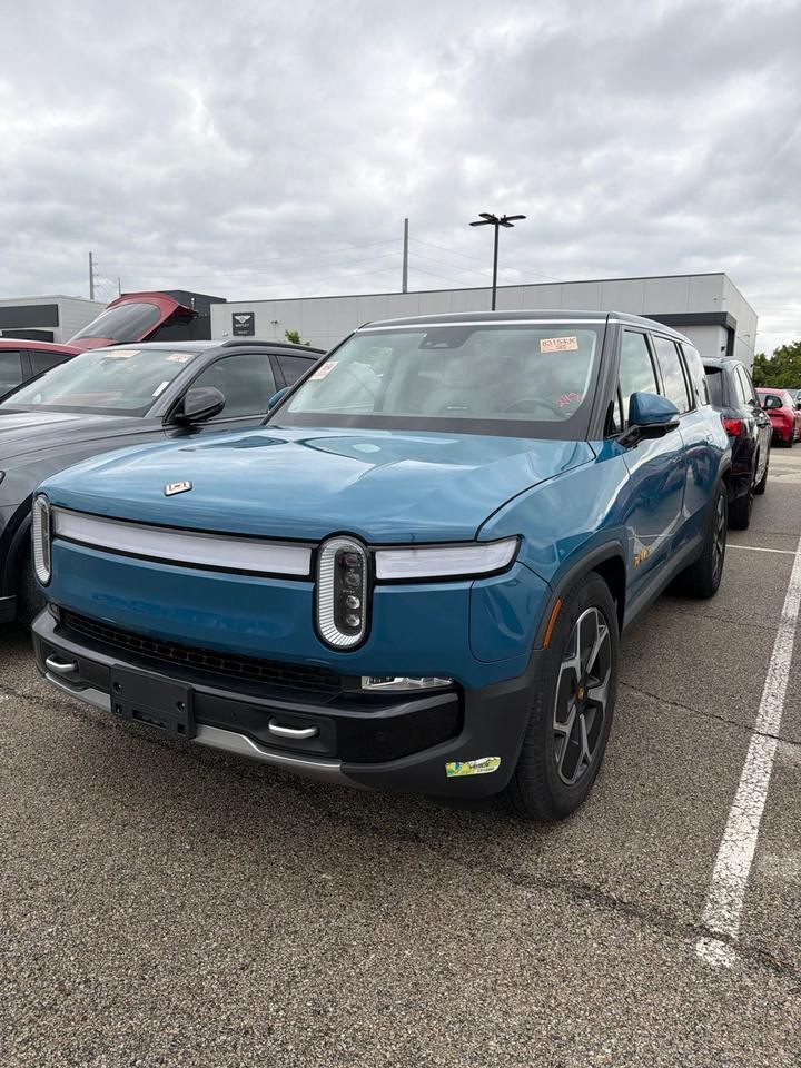 2024 Rivian R1S Adventure