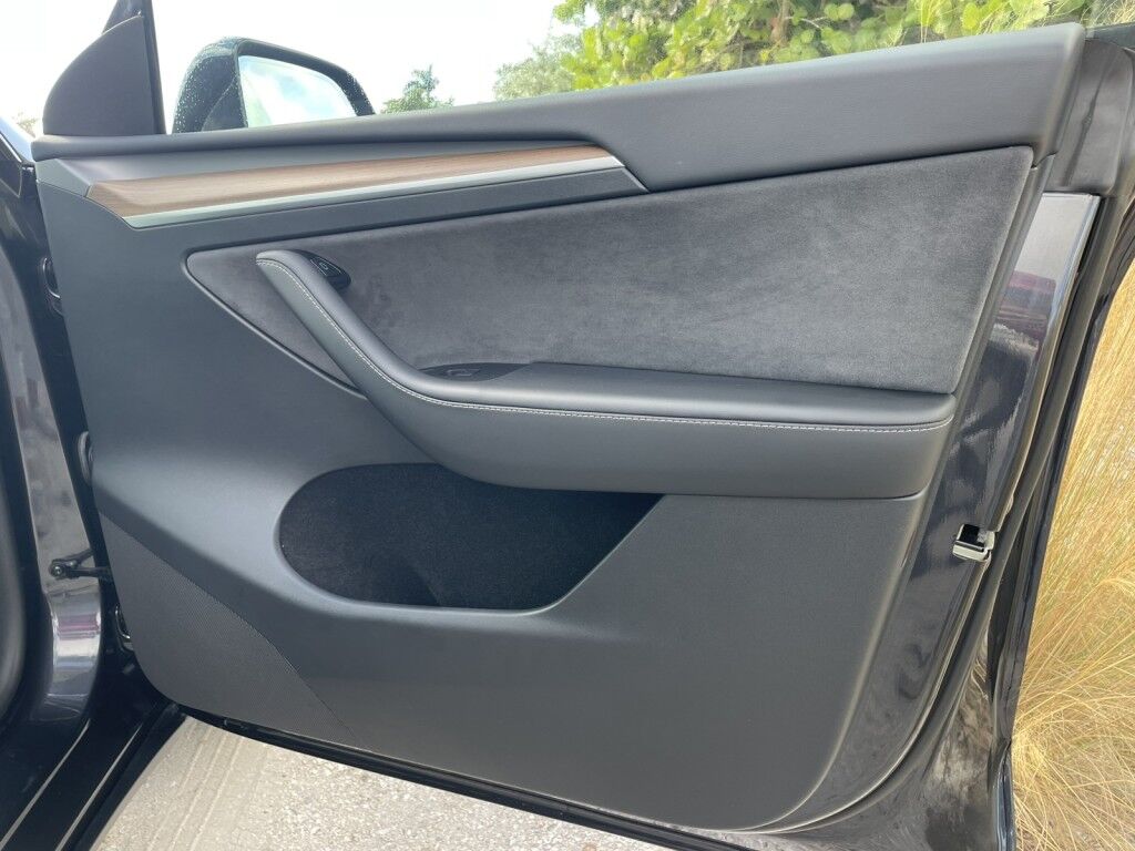 2024 Tesla Model Y LONG RANGE~1 OWNER~CLEAN CARFAX~ONLINE FINANCE AND SHIPPING AVAILABLE!!! Sarasota FL