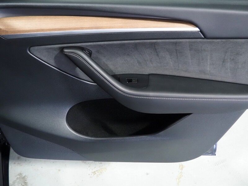 2024 Tesla Model Y RWD *TRAFFIC AWARE CRUISE CONTROL, NAVIGATION, SAFETY ALERTS, SURROUND VIEW CAMERAS, PANORAMA GLASS ROOF, HEATED SEATS/STEERING WHEEL, WIRELESS CHARGING Round Rock TX