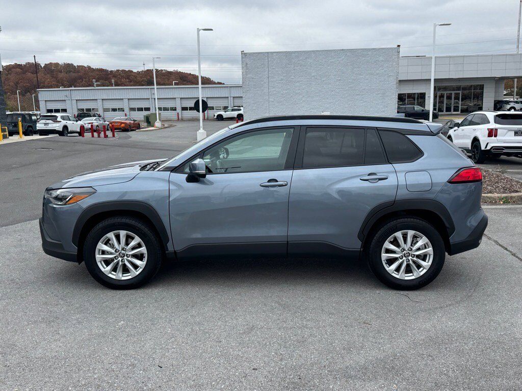 2024 Toyota Corolla Cross LE photo 3