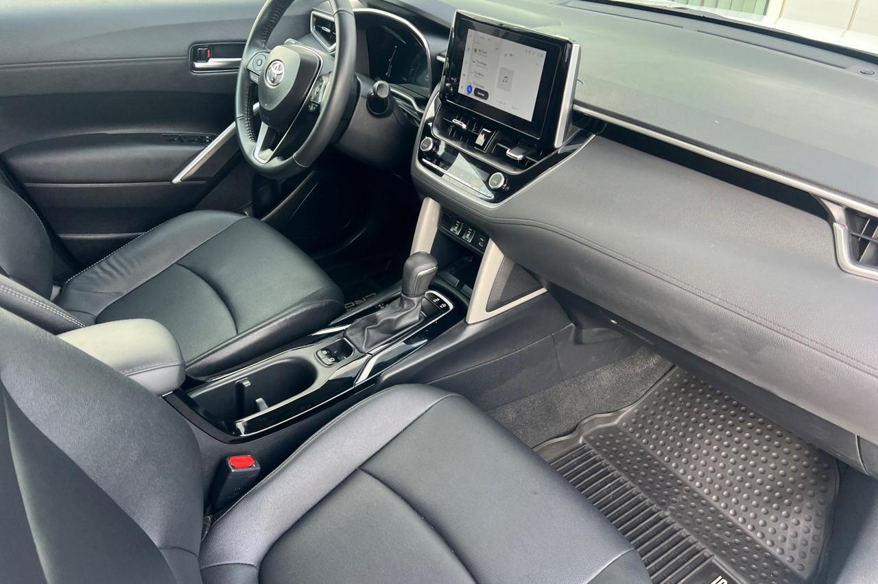2024 Toyota Corolla Cross XLE Ontario OR