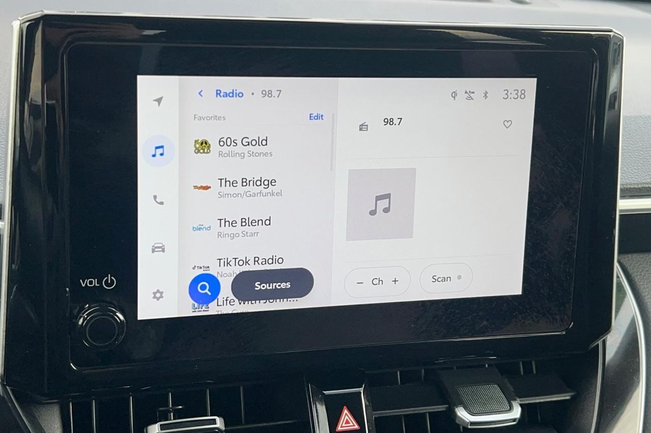 2024 Toyota Corolla Cross XLE Ontario OR