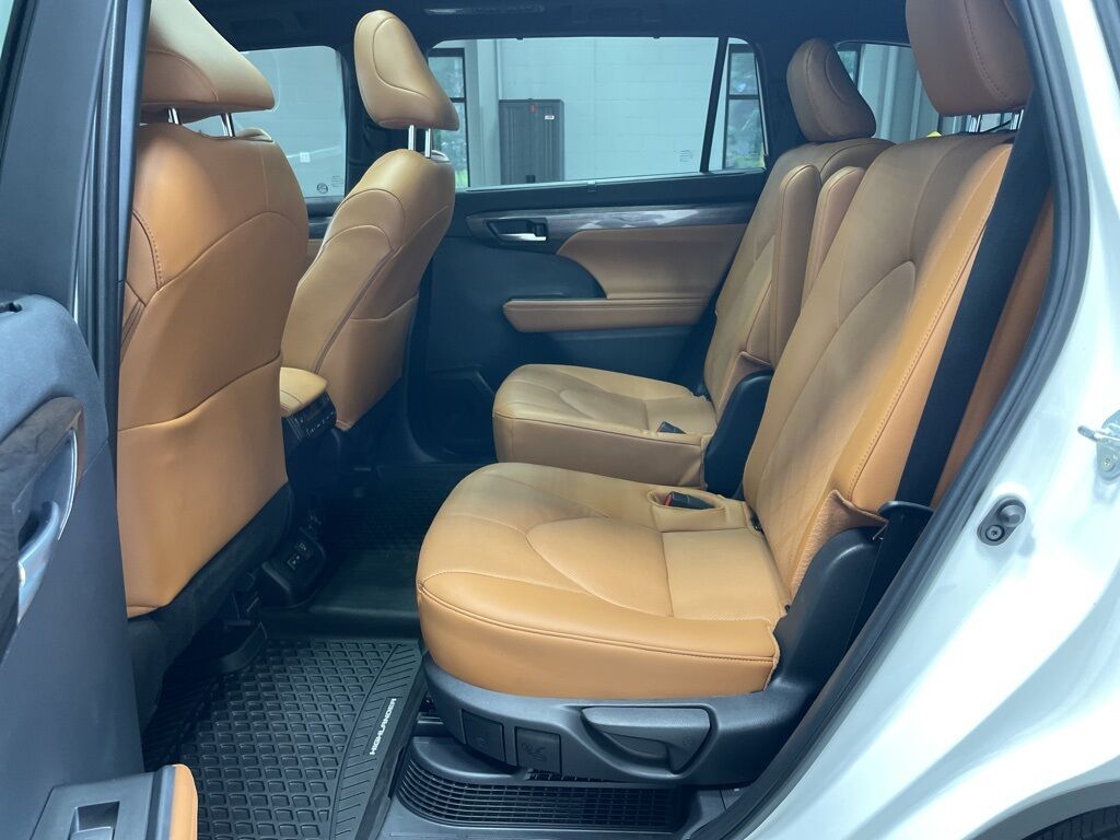 2024 Toyota Highlander Hybrid Platinum AWD Minocqua WI