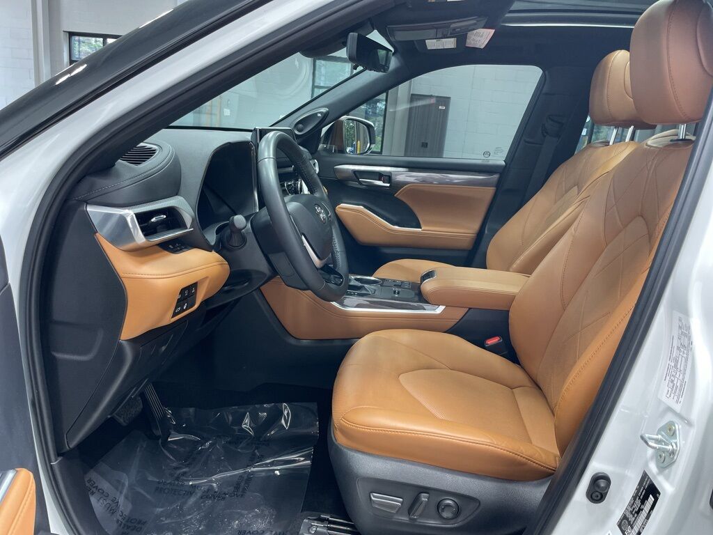 2024 Toyota Highlander Hybrid Platinum AWD Minocqua WI