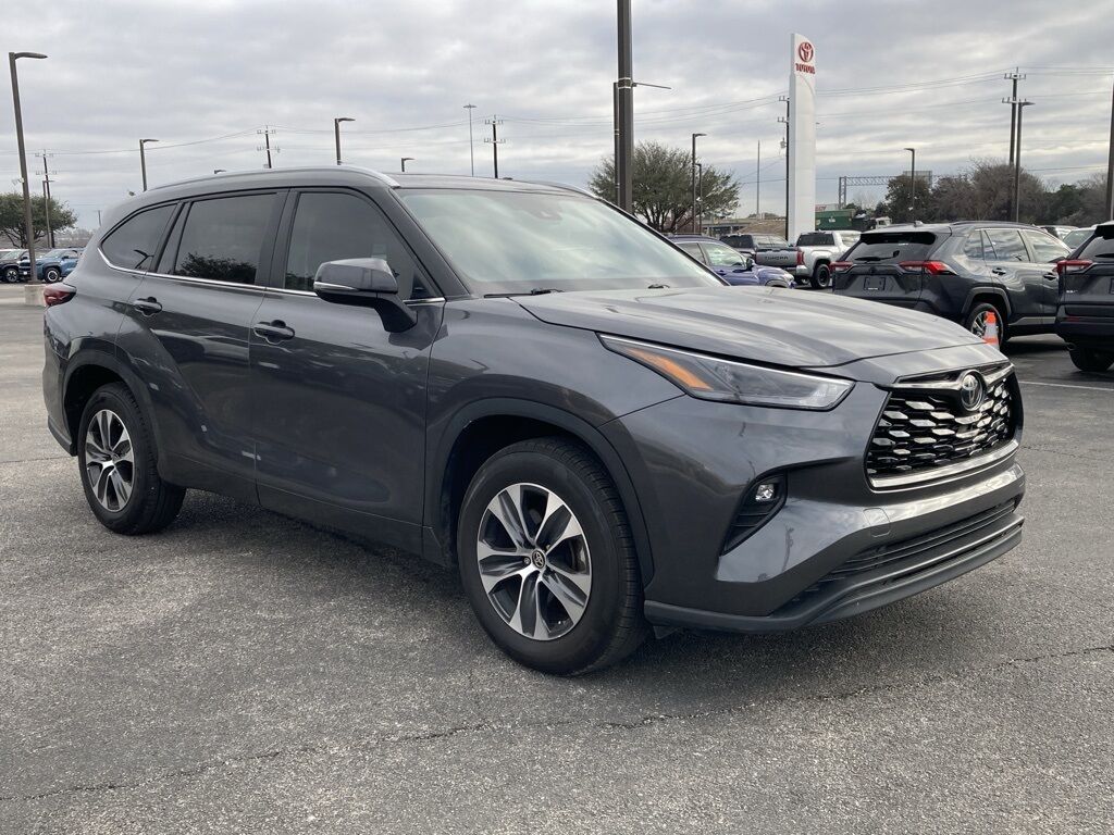 2024 Toyota Highlander LE