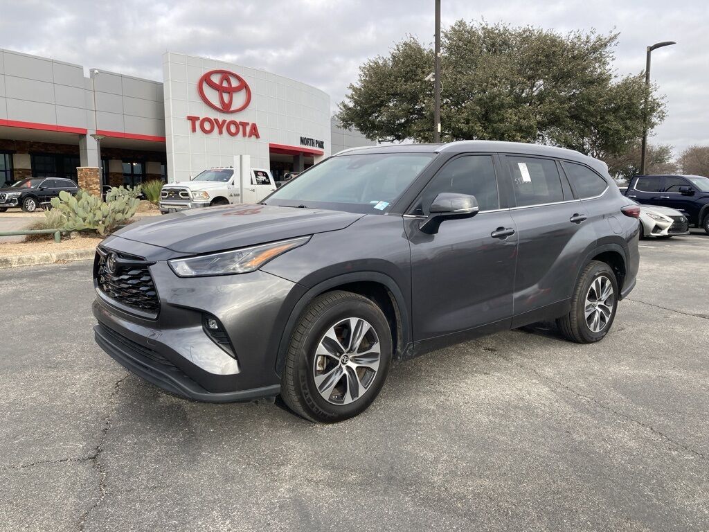 2024 Toyota Highlander LE