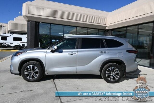 2024 Toyota Highlander XLE / AWD / Power & Heated Leather Seats / Sunroof / Adaptive Cruise / Lane Departure & Blind Spot / Rear Captain Chairs / 3rd Row / Apple CarPlay & Android Auto / Back Up Camera / Keyless Entry & Start / 1-Owner