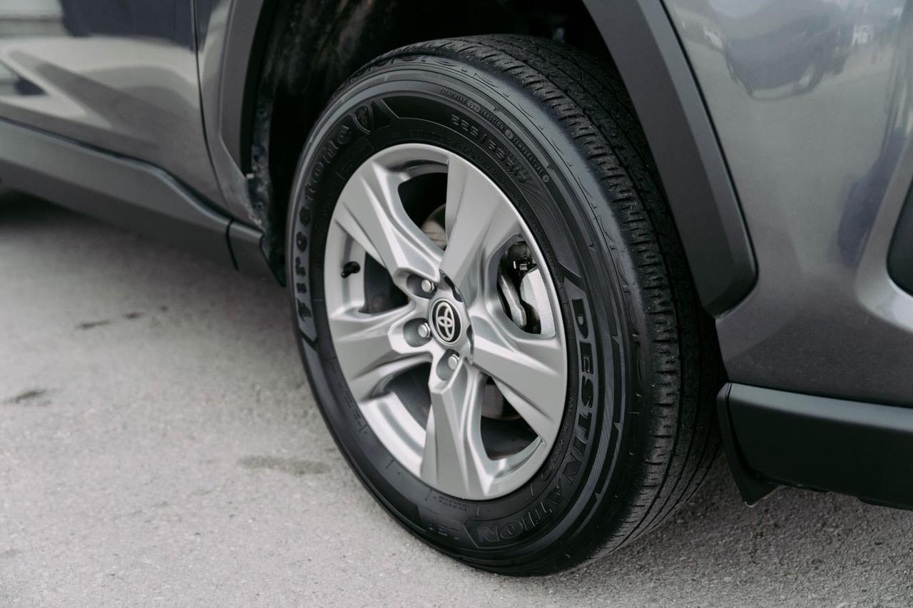 2024 Toyota RAV4 Hybrid XLE photo 4