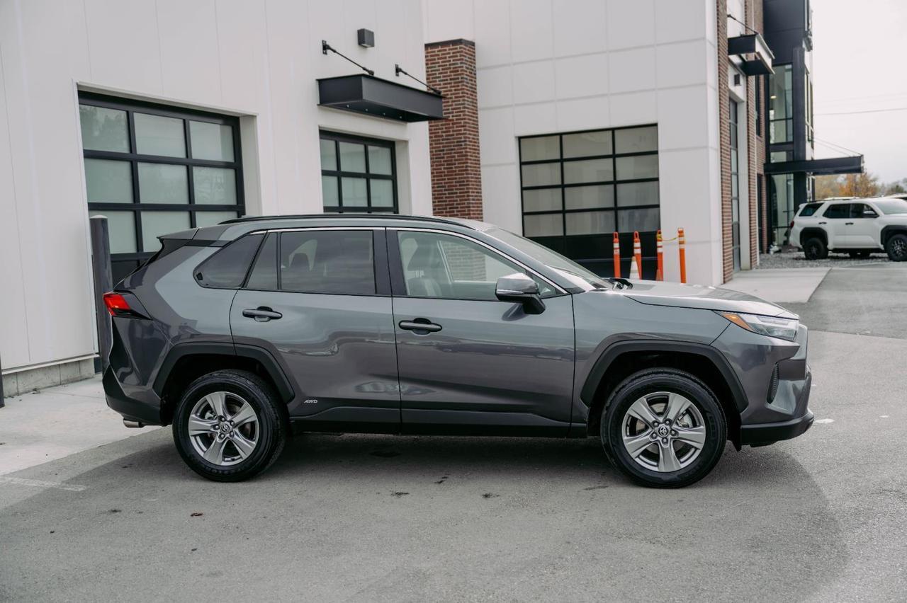 2024 Toyota RAV4 Hybrid XLE photo 3