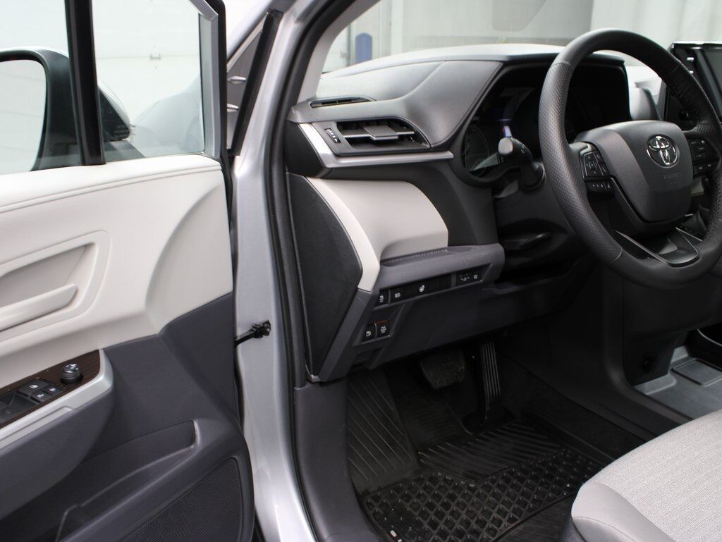 2024 Toyota Sienna LE FWD 8 Passenger Fond du Lac WI