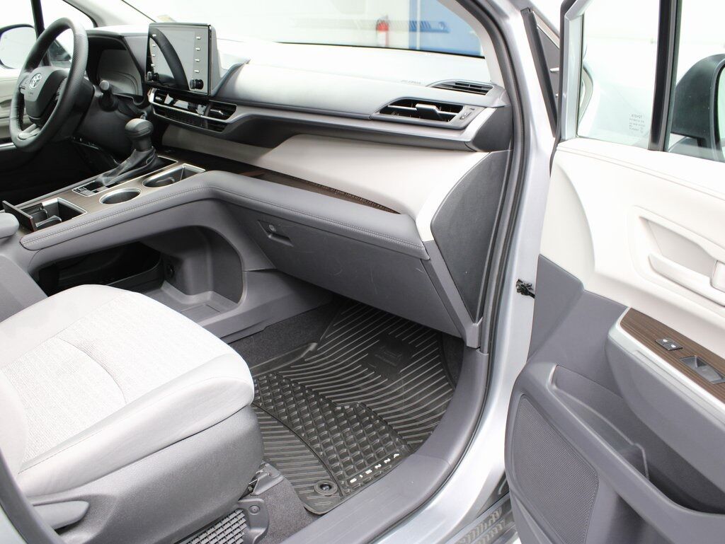 2024 Toyota Sienna LE FWD 8 Passenger Fond du Lac WI