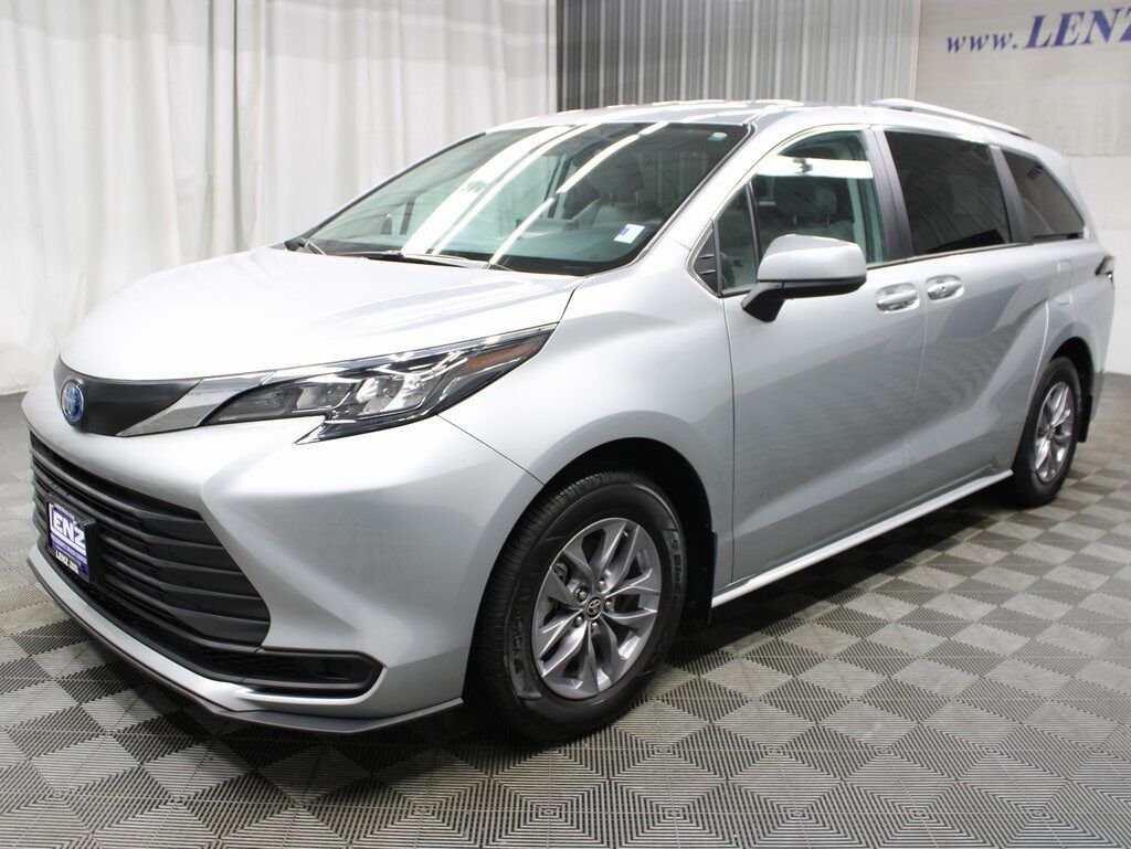 2024 Toyota Sienna LE FWD 8 Passenger Fond du Lac WI