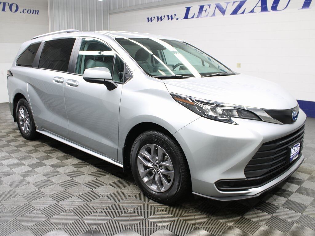 2024 Toyota Sienna LE FWD 8 Passenger Fond du Lac WI