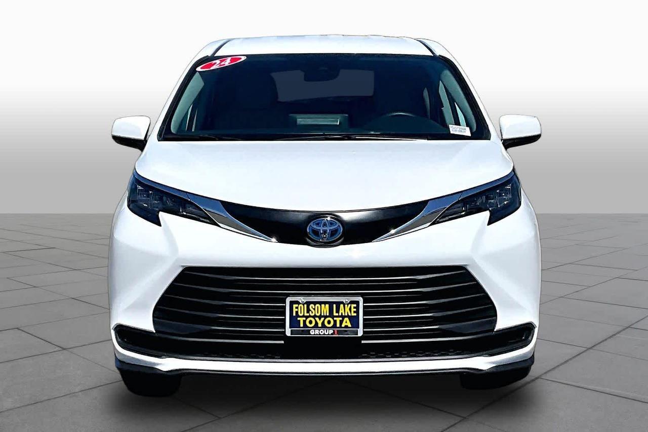 2024 Toyota Sienna LE