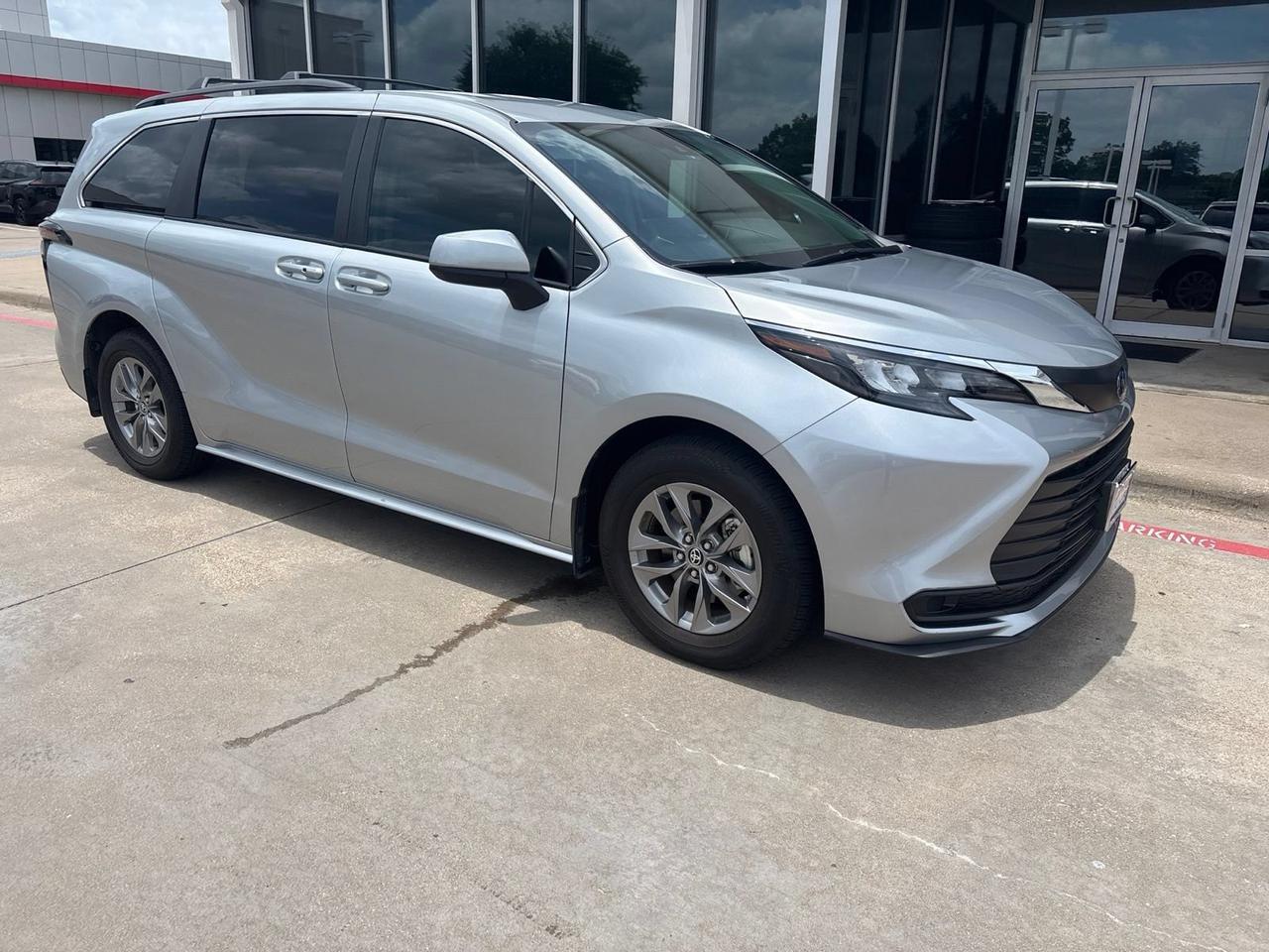 2024 Toyota Sienna LE Hurst TX