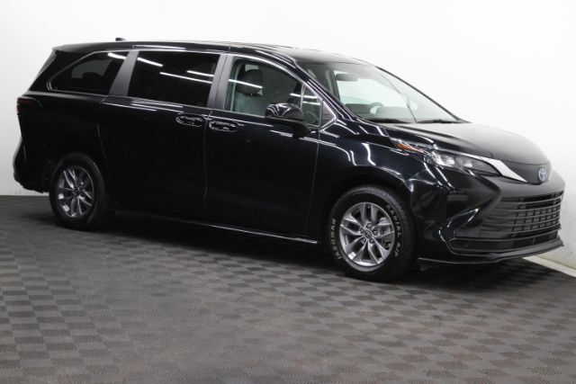 2024 Toyota Sienna LE Hybrid