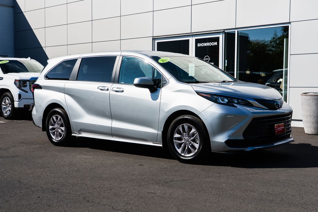 2024 Toyota Sienna LE