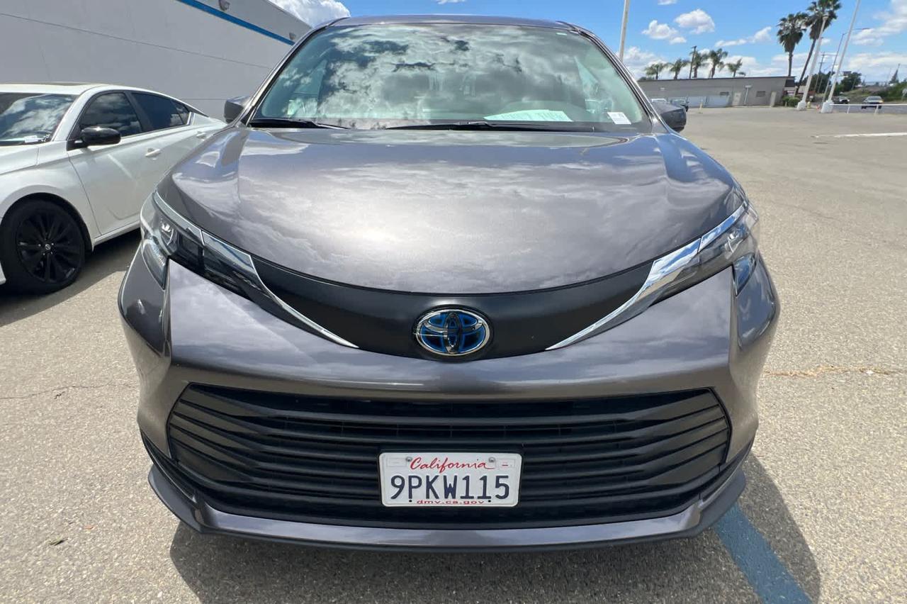 2024 Toyota Sienna LE