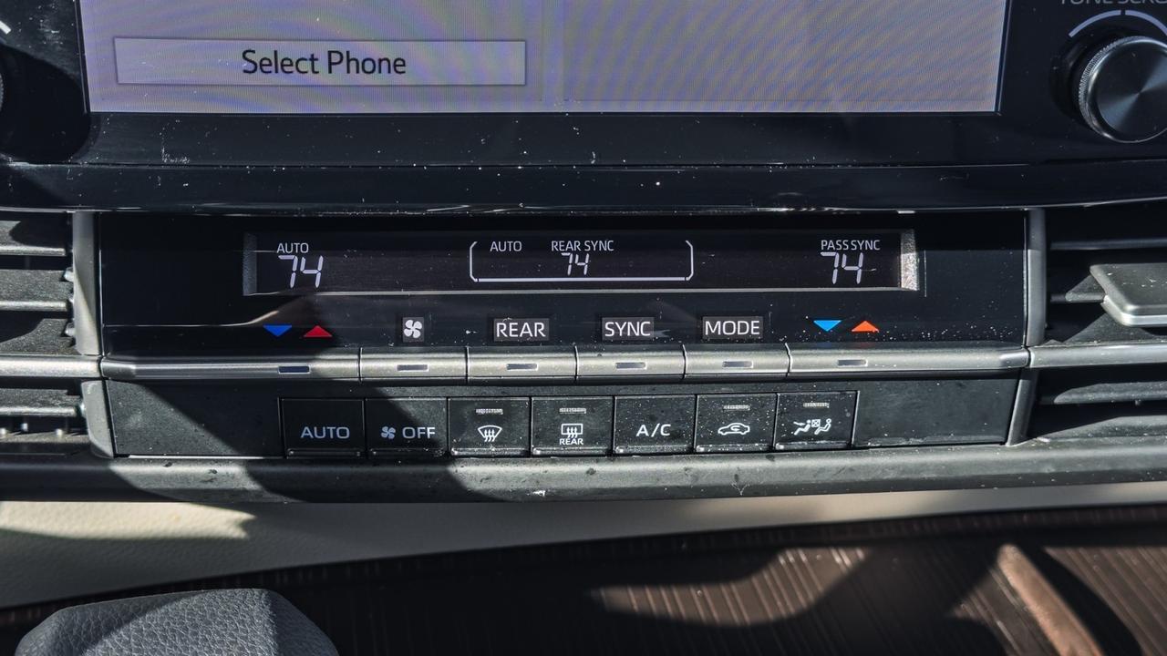 2024 Toyota Sienna LE WHEELCHAIR ACCESSIBLE Tallmadge OH