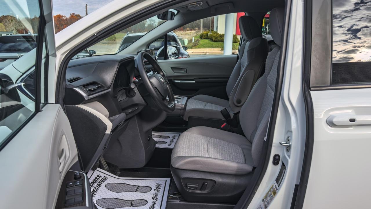 2024 Toyota Sienna LE WHEELCHAIR ACCESSIBLE Tallmadge OH