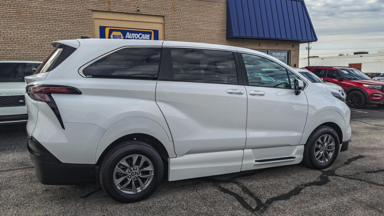 2024 Toyota Sienna LE WHEELCHAIR ACCESSIBLE Tallmadge OH