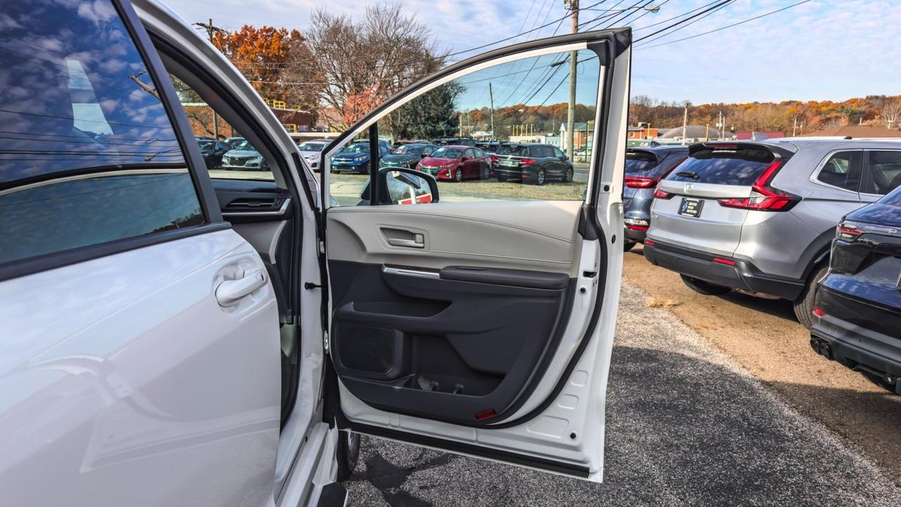 2024 Toyota Sienna LE WHEELCHAIR ACCESSIBLE Tallmadge OH