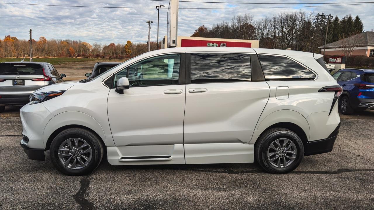 2024 Toyota Sienna LE WHEELCHAIR ACCESSIBLE Tallmadge OH