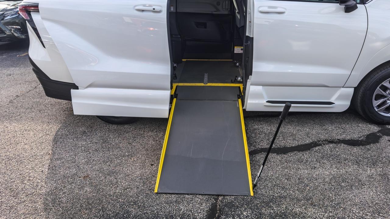 2024 Toyota Sienna LE WHEELCHAIR ACCESSIBLE Tallmadge OH