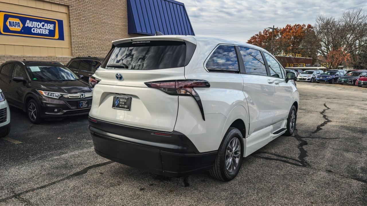 2024 Toyota Sienna LE WHEELCHAIR ACCESSIBLE Tallmadge OH