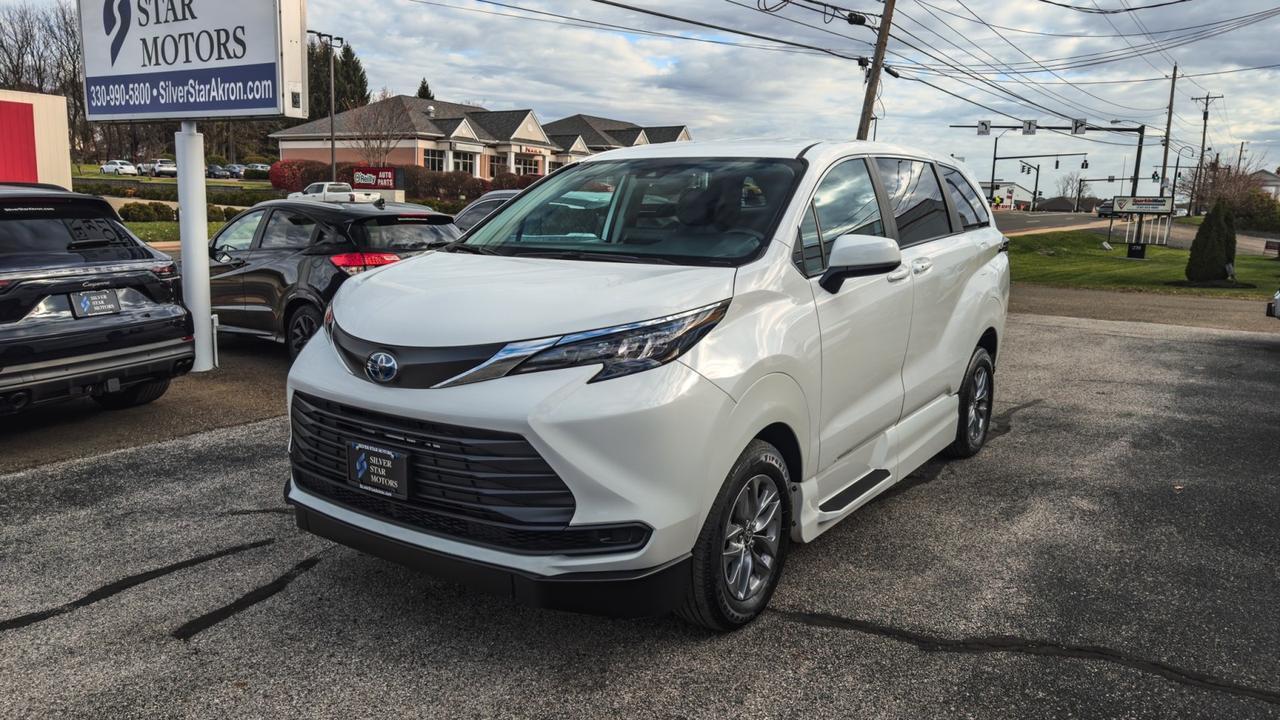 2024 Toyota Sienna LE WHEELCHAIR ACCESSIBLE Tallmadge OH