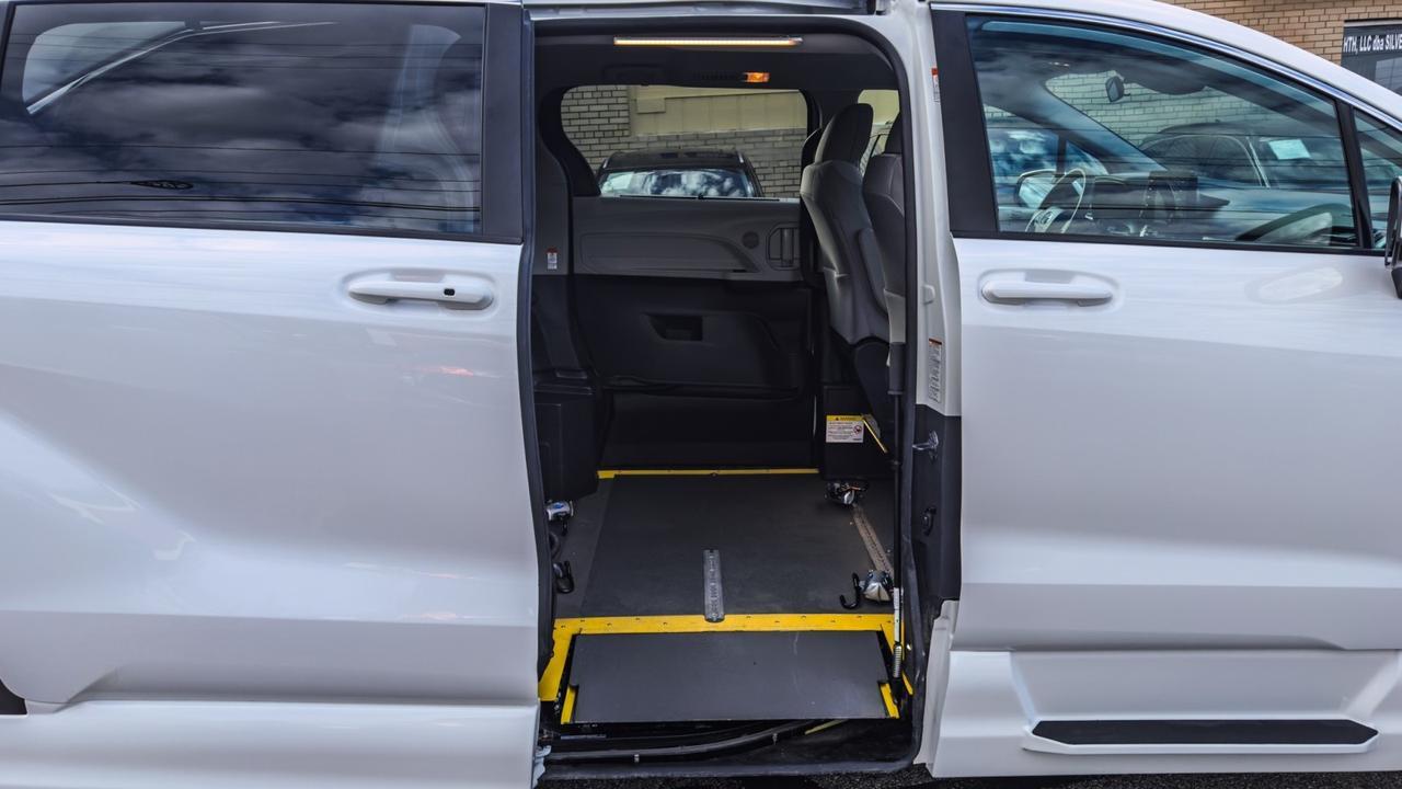 2024 Toyota Sienna LE WHEELCHAIR ACCESSIBLE Tallmadge OH