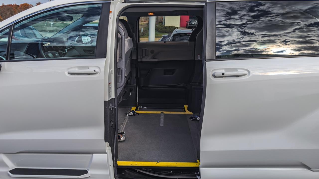 2024 Toyota Sienna LE WHEELCHAIR ACCESSIBLE Tallmadge OH