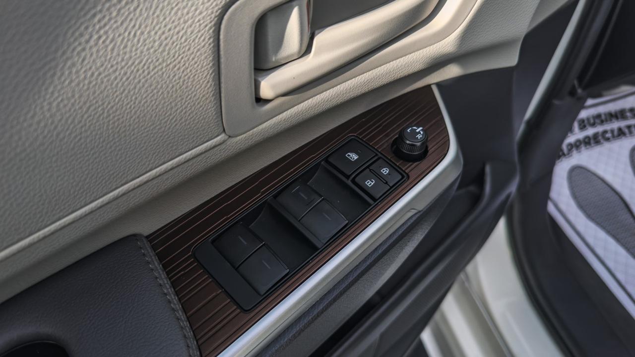 2024 Toyota Sienna LE WHEELCHAIR ACCESSIBLE Tallmadge OH