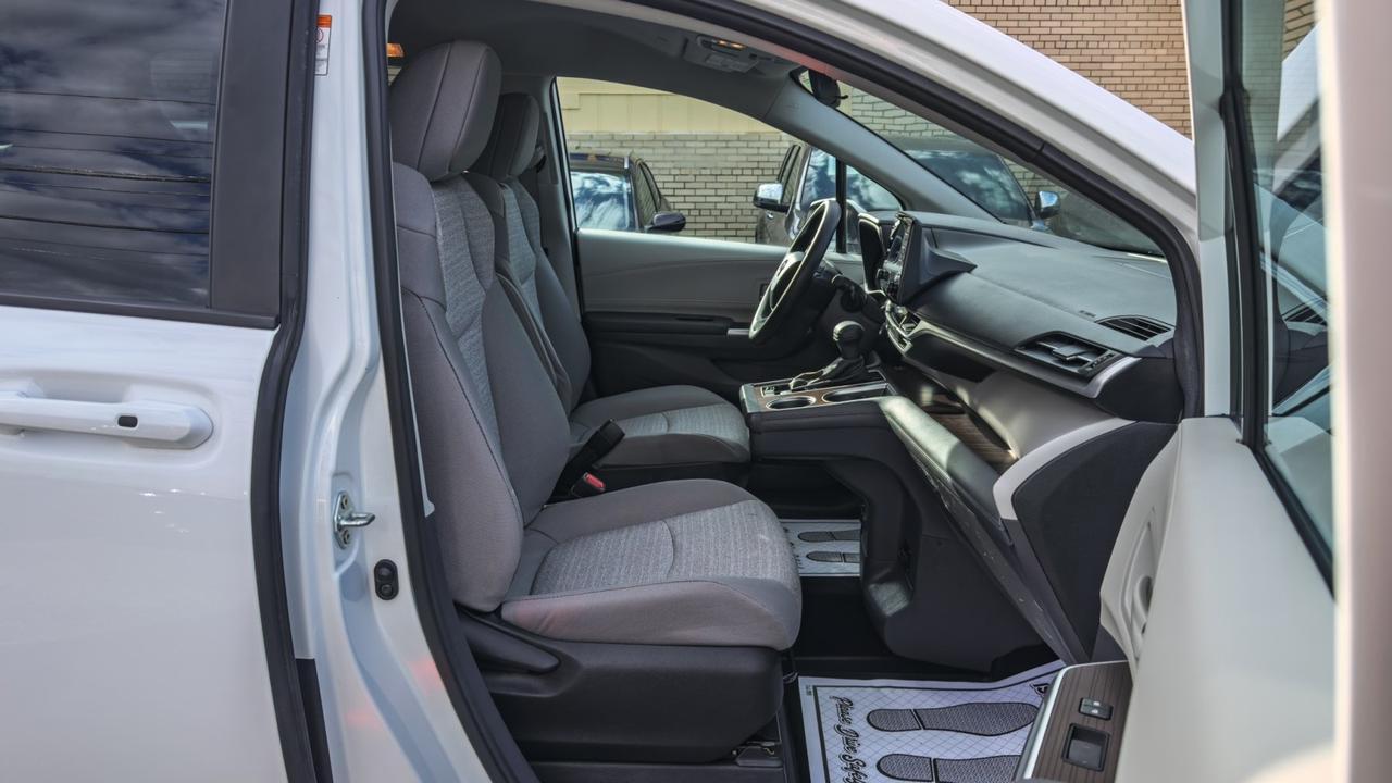 2024 Toyota Sienna LE WHEELCHAIR ACCESSIBLE Tallmadge OH