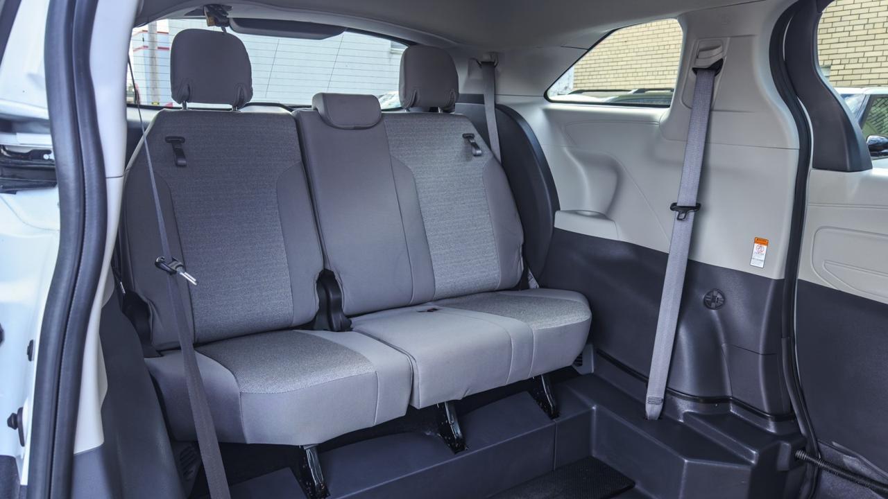 2024 Toyota Sienna LE WHEELCHAIR ACCESSIBLE Tallmadge OH