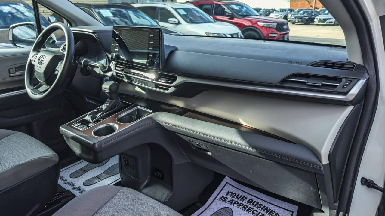 2024 Toyota Sienna LE WHEELCHAIR ACCESSIBLE Tallmadge OH