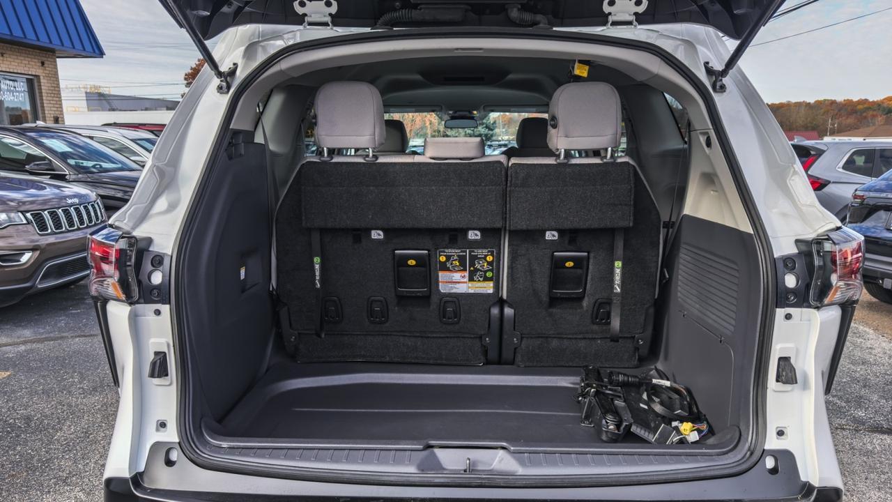 2024 Toyota Sienna LE WHEELCHAIR ACCESSIBLE Tallmadge OH