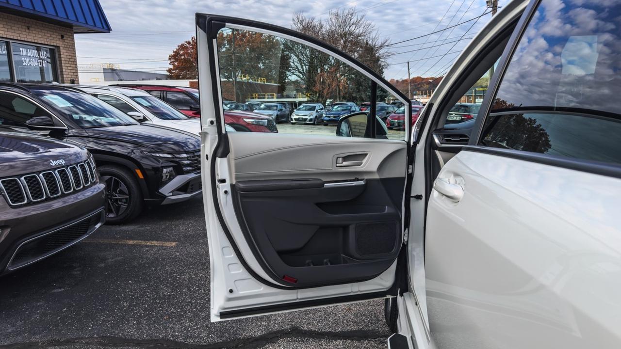 2024 Toyota Sienna LE WHEELCHAIR ACCESSIBLE Tallmadge OH